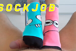 Stepsister does sockjob with step-brother for the first time.